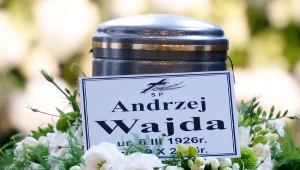 Urna z prochami Andrzeja Wajdy wystawiona w kościele św. Jacka w Warszawie
