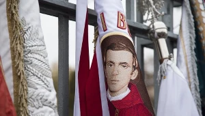 Sztandar z wizerunkiem ks. Jerzego Popieluszki