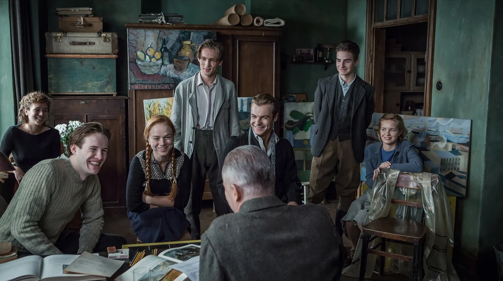 Ekipa filmu "Powidoki" podczas pracy. Na drugim planie, w centrum stoi Filip Gurłacz, grający Konrada