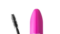 Revlon Ultra Volume
Jeśli nałożysz jedną warstwę – uzyskasz look idealny do pracy, kiedy zaaplikujesz kolejną – stworzysz kocie spojrzenie doskonały na romantyczną randkę czy szalony wieczór. Tusz daje pożądane efekty już po pierwszej aplikacji, a dzięki trzem warstwom włosków na szczoteczce aplikuje się go niezwykle łatwo i precyzyjnie (żadnych posklejanych rzęs!). Dobrze nałożony, z powodzeniem zastąpi cały makijaż oka, a ty będziesz mogła zrezygnować z kresek i cieni. 
Szczoteczka: Bardzo gęsta, z trzema warstwami włosia.
Aplikacja: Już po nałożeniu jednej warstwy, rzęsy stają się wyraźnie grubsze. Nie skleja rzęs. Jedna „porcja” produktu wystarcza na pomalowanie jednego oka.
Efekt: Już po pierwszej aplikacji rzęsy nabierają gęstości i głębokiego, czarnego koloru, gęsta szczoteczka sprawia, że wydobywane są nawet krótsze i cieńsze włoski. Oczy zyskują ładną oprawę, spojrzenie staje się głębsze.
Trwałość: Bardzo dobra, tusz nie rozmazuje się i nie kruszy. Wieczorem rzęsy wyglądają tak samo jak po porannym nałożeniu kosmetyku. 
Stosunek jakości do ceny 9/10 (40 pln)
