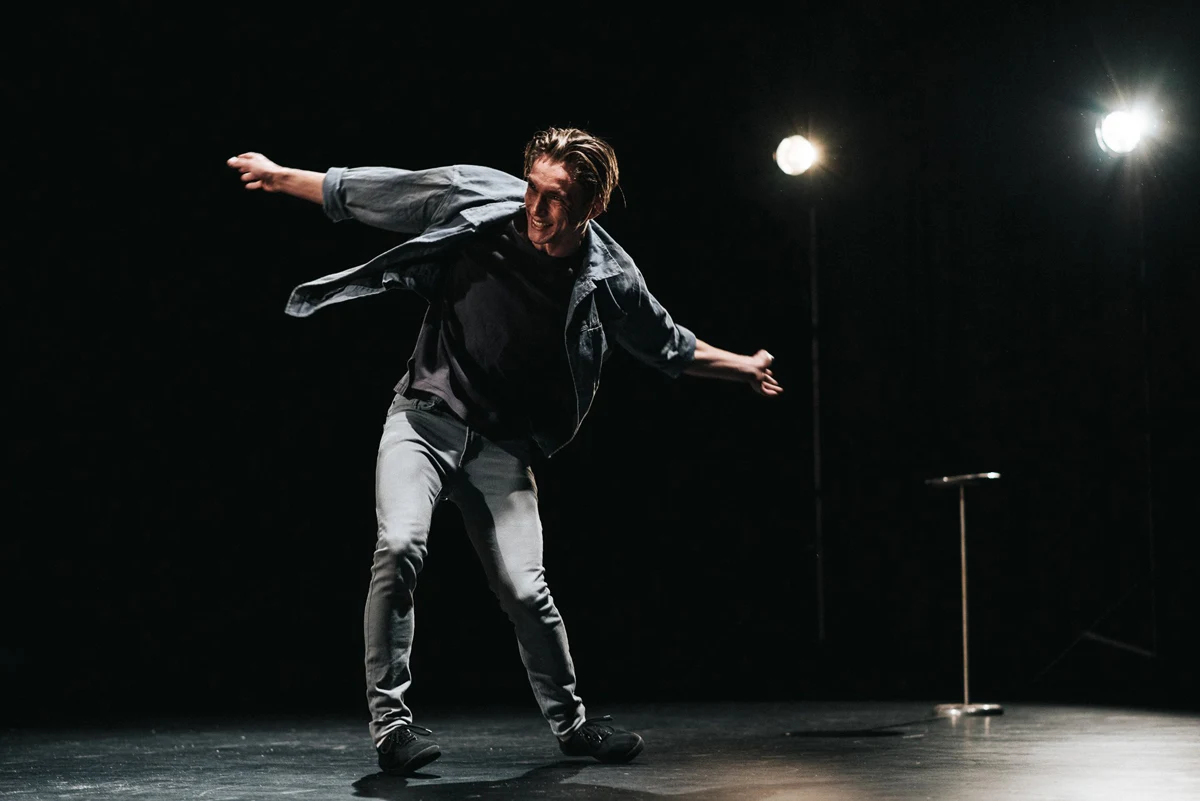 Filip Gurłacz w sztuce "Egzaminy", fot. Adrian Chmielewski