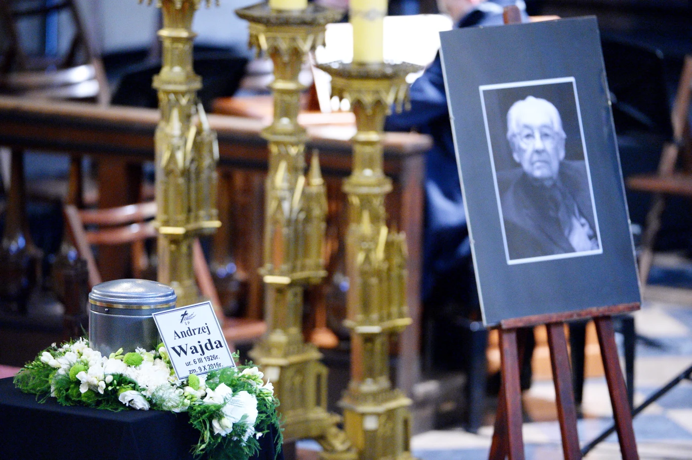 Urna z prochami Andrzeja Wajdy została wystawiona w krakowskim kościele oo. dominikanów.