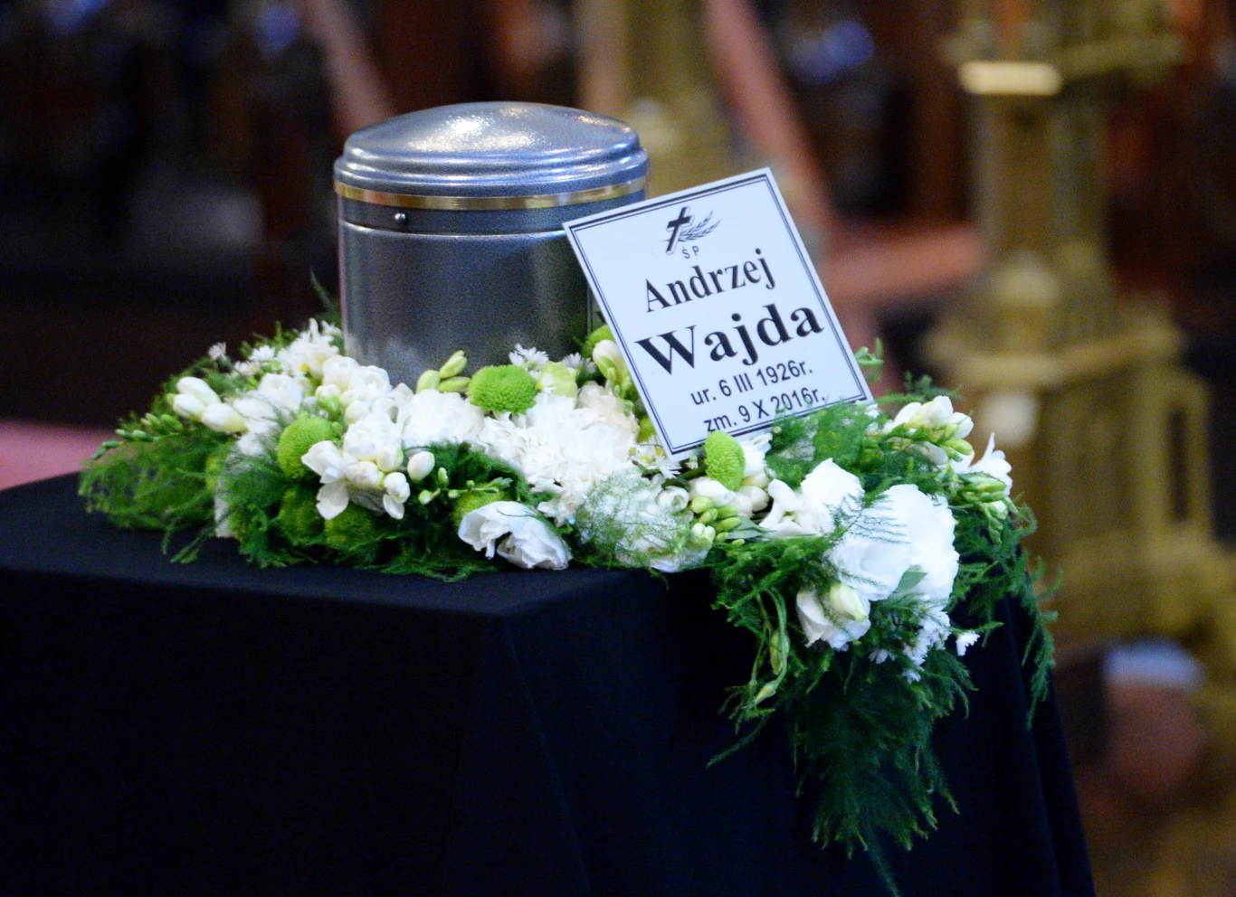 "Rodzina zmarłego prosi o nieskładanie kwiatów i wieńców, prosi natomiast o datki pieniężne na wskazane w nekrologach hospicja onkologiczne" - informację o prośbie rodziny Andrzeja Wajdy przekazała swej stronie internetowej Szkoła Filmowa w Łodzi.