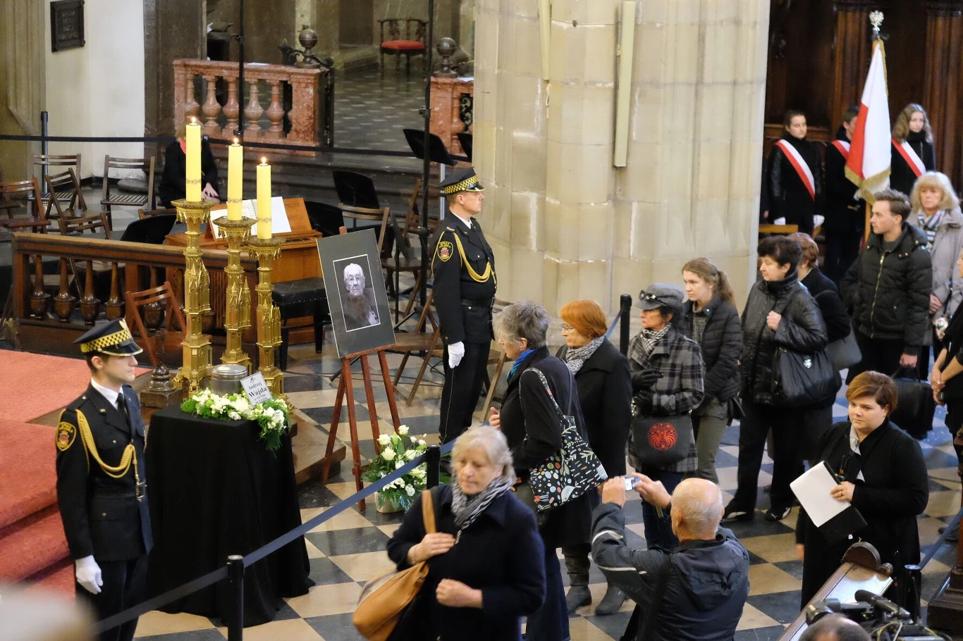 Urna z prochami Andrzeja Wajdy wystawiona w bazylice św. Trójcy.