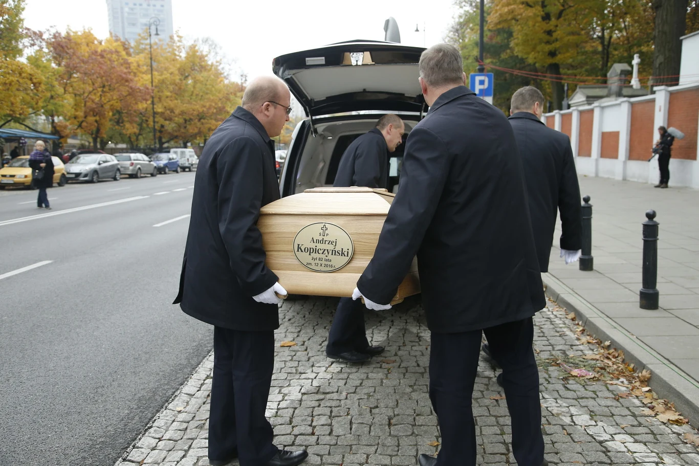 Aktor został pochowany na warszawskich Powązkach zgodnie z wolą córki Katarzyny, którą Kopiczyński miał z Ewą Żukowską. Tym samym nie spoczął w grobie ze swoją ostatnia żoną Moniką Dzienisiewicz-Olbrychską, która została pochowana na Starym Cmentarzu pw. św. Józefa w Łodzi.