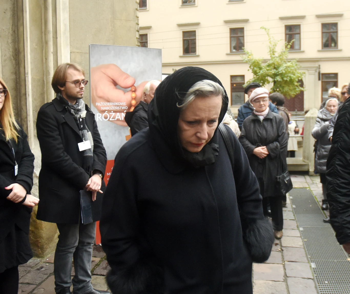 Na uroczystościach pogrzebowych Andrzeja Wajdy nie brakuje także tych, którzy z nim pracowali. W bazylice św. Trójcy pojawili się m.in. Anna Dymna, Krystyna Janda, Grażyna Torbicka z mężem oraz wicemarszałek Senatu Bogdan Borusewicz.

 

 