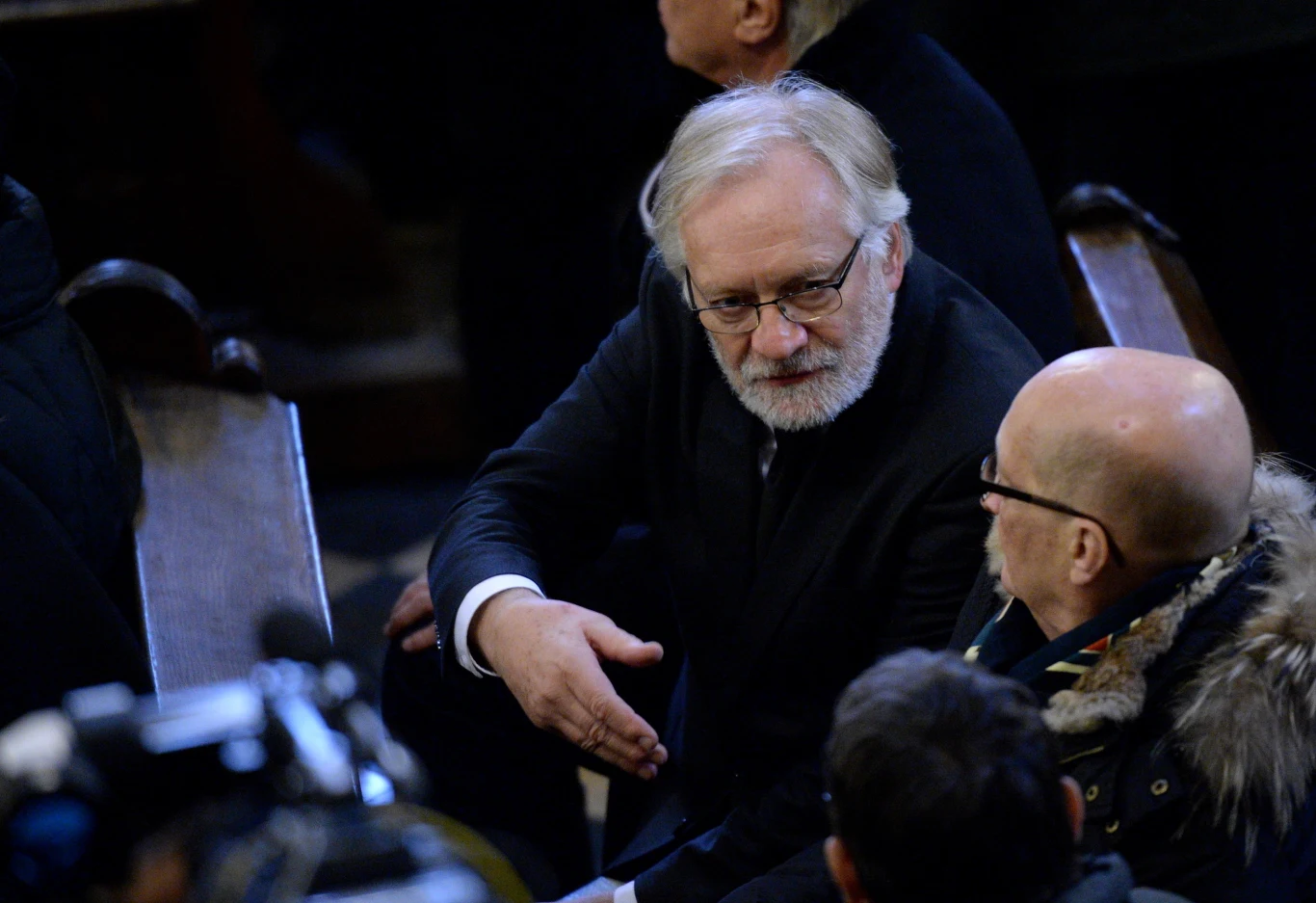 Aktorzy Andrzej Seweryn (L) i Wojciech Pszoniak (P) w dominikańskiej bazylice Świętej Trójcy w Krakowie przed mszą św. pogrzebową w intencji zmarłego Andrzeja Wajdy.