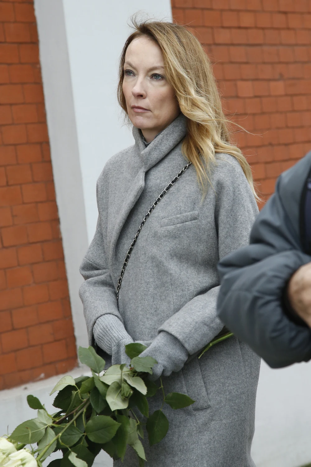 Ewa Olbrychska przed wejściem do kościoła