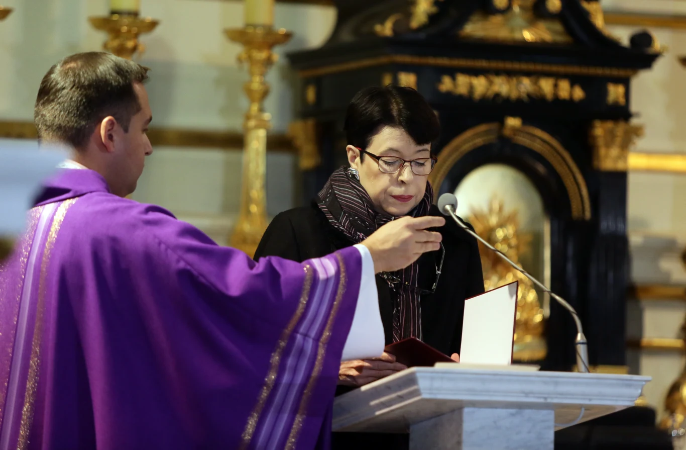 "Dla wielu z nas stał się uosobieniem powszechnego życia Polaków tamtej epoki (...) Potrafił oddać paradoksy i absurdy egzystencji w Polsce Ludowej, a zarazem małe i wielkie dramaty codziennego życia" - napisał wicepremier, minister kultury Piotr Gliński w liście, który odczytała w warszawskim kościele pw. św. Karola Boromeusza na Starych Powązkach podsekretarz stanu w ministerstwie kultury Wanda Zwinogrodzka.