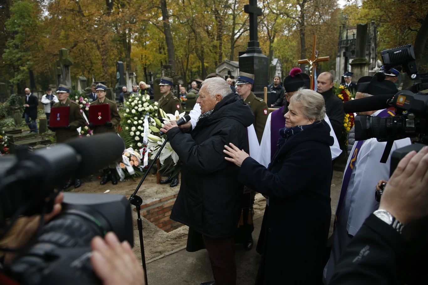 Na cmentarzu o Andrzeju Kopiczyńskim opowiadały bliskie mu osoby, między innymi przyjaciele z planu "Czterdziestolatka": reżyser Jerzy Gruza i aktorka Anna Seniuk