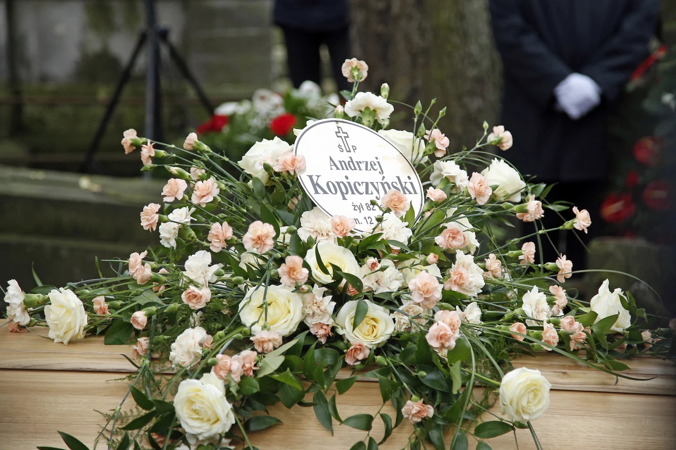 Trumna z ciałem Andrzeja Kopiczyńskiego spoczęła na Powązkach wśród wielu innych wybitnych artystów, między innymi: Ireny Kwiatkowskiej, Hanki Bielickiej, Gustawa Holoubka czy Marka Perepeczki