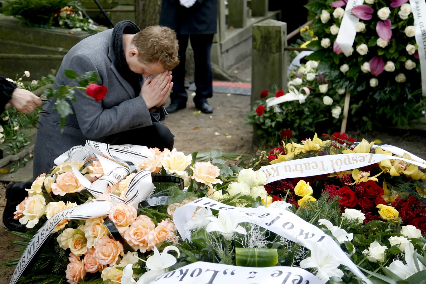 Rafał Olbrychski, syn ostatniej żony Andrzeja Kopiczyńskiego - Moniki Dzienisiewicz-Olbrychskiej oraz Daniela Olbrychskiego, modlił się nad grobem aktora