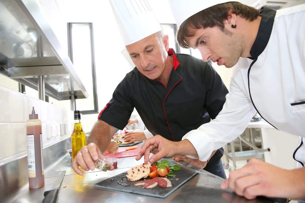 Szef kuchni gotuje, kontroluje i zarządza pracą restauracji 