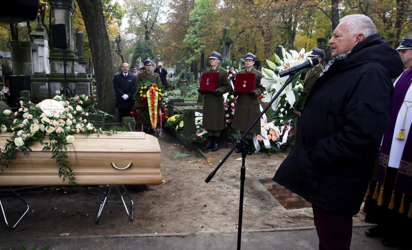 Reżyser Jerzy Gruza (P) podczas uroczystości pogrzebowych Andrzeja Kopiczyńskiego na cmentarzu Powązkowskim w Warszawie