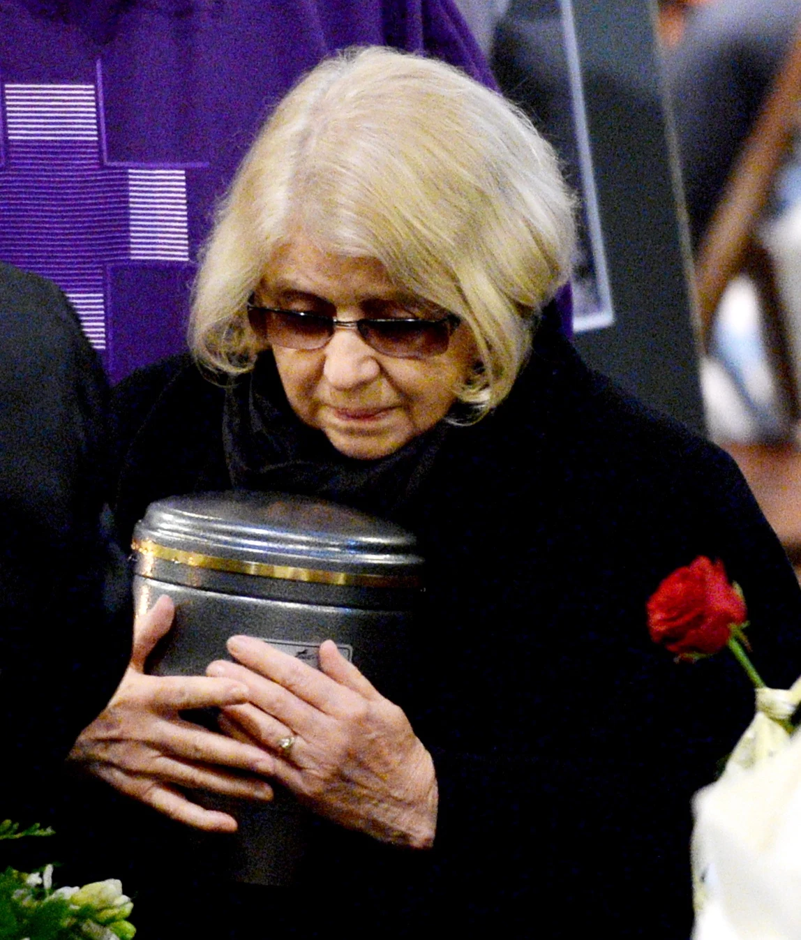 Krystyna Zachwatowicz-Wajda trzyma urnę z prochami Andrzeja Wajdy w dominikańskiej bazylice Świętej Trójcy w Krakowie