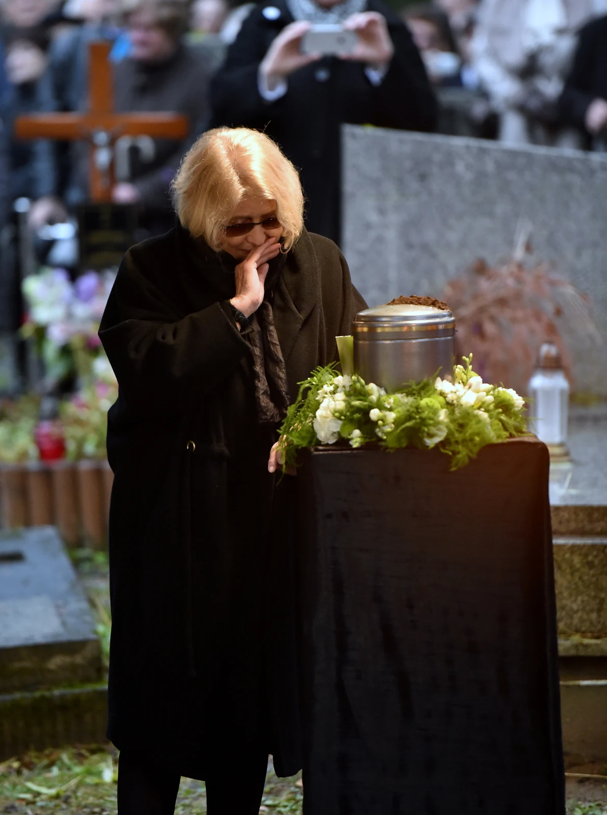 Żona zmarłego Andrzeja Wajdy - Krystyna Zachwatowicz-Wajda podczas uroczystości pogrzebowych na cmentarzu Salwatorskim w Krakowie