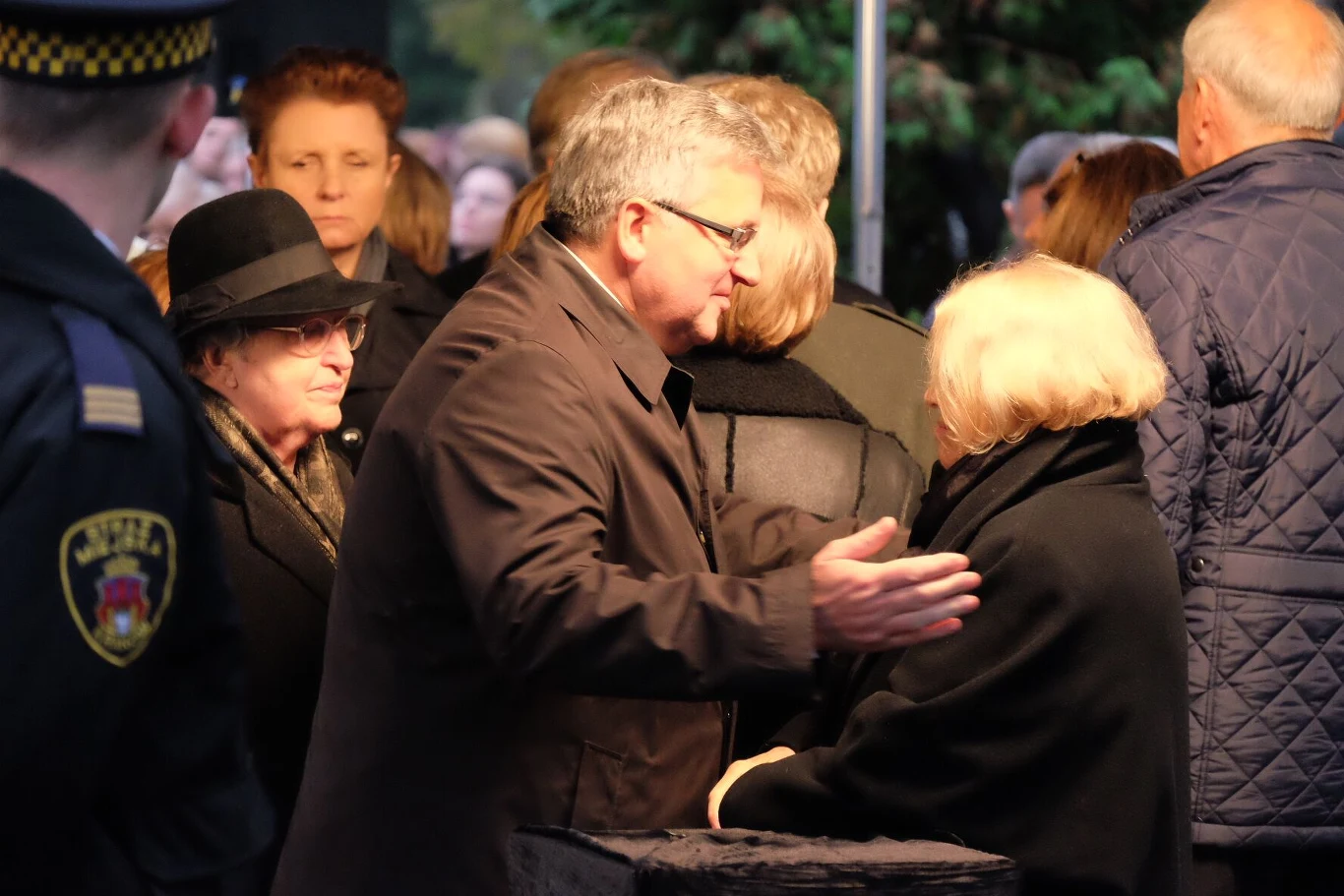 Prezydent Bronisław Komorowski składa kondolencje Krystynie Zachwatowicz.