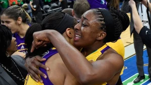 Candace Parker i Nnemkadi Ogwumike cieszą się po zdobyciu tytułu