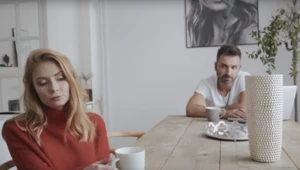 Karolina Chapko i Mateusz Ziółko w teledysku "W płomieniach"