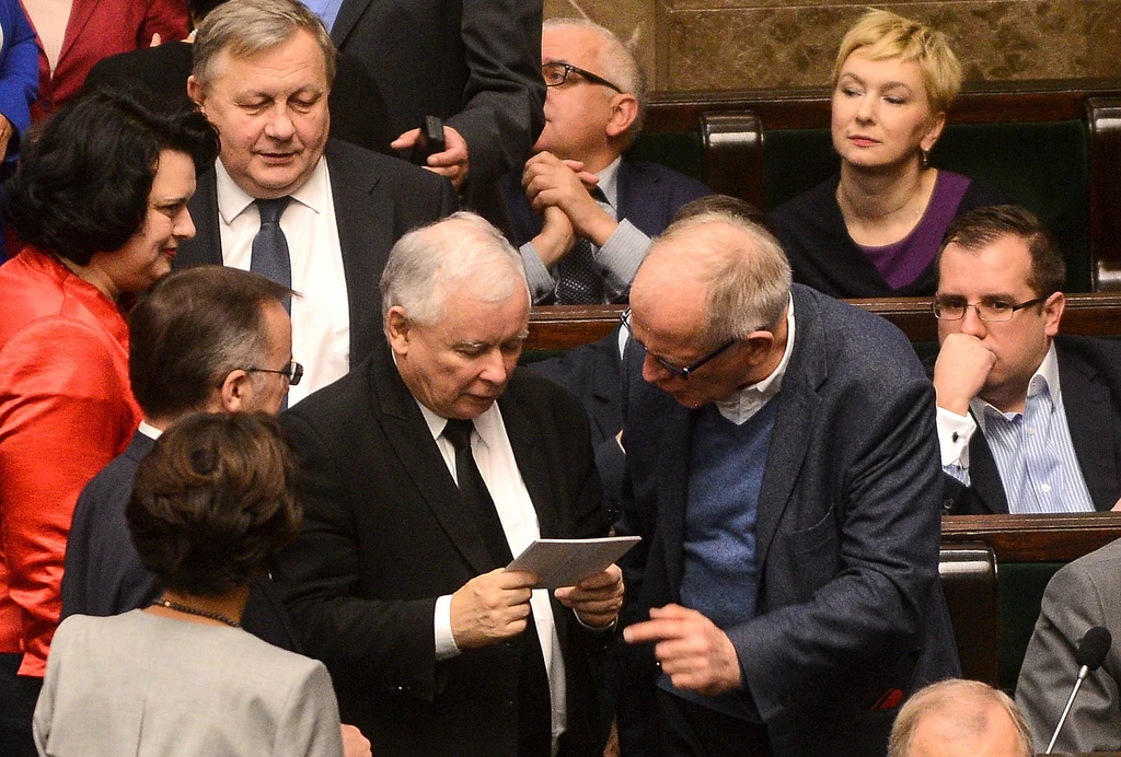 Prezes PiS Jarosław Kaczyński w otoczeniu posłów partii podczas posiedzenia Sejmu, zdj. ilustracyjne