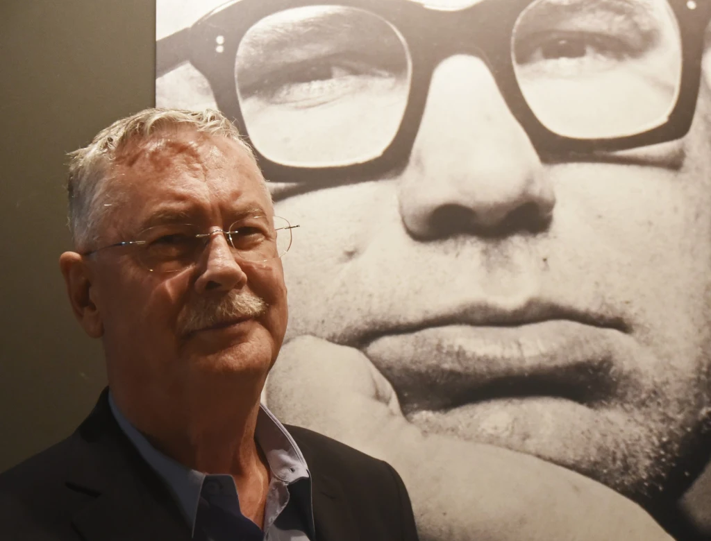 Na zdjęciu Piotr Dmochowski, właściciel kolekcji, którą można zobaczyć w NCK w Krakowie