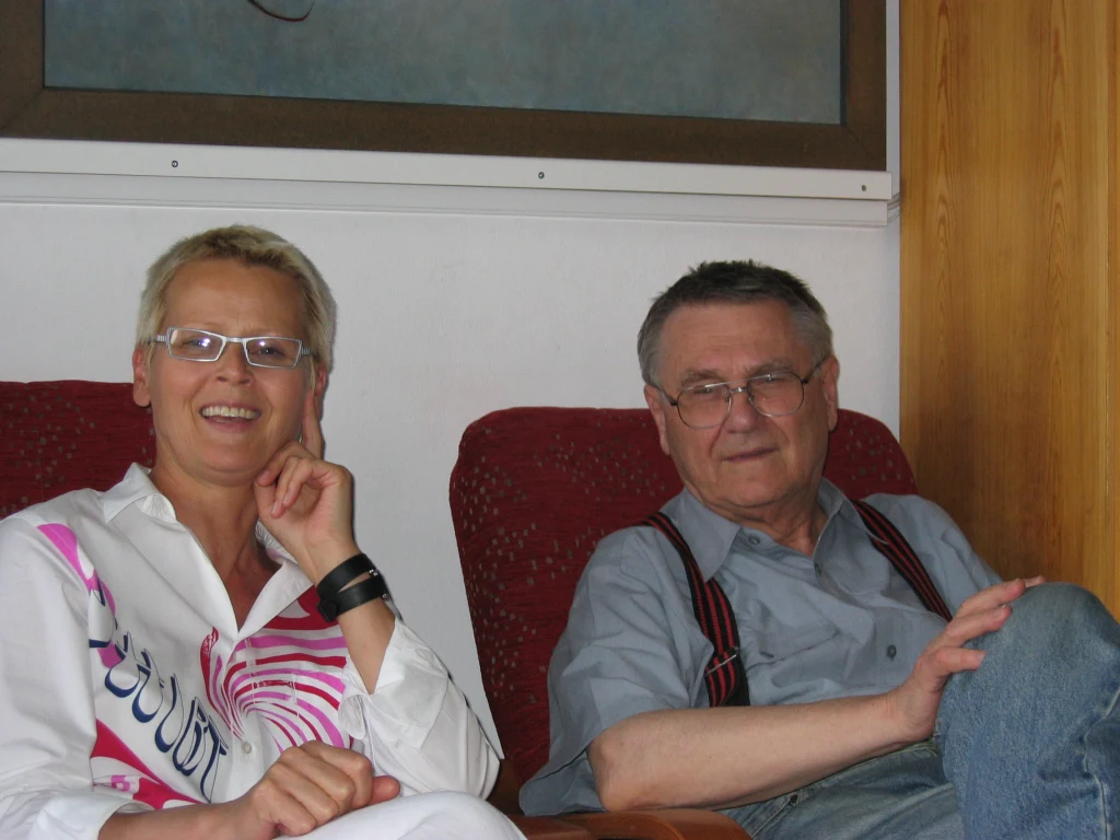 Zdzisław Beksiński z Anną Dmochowską w pokoju gościnnym (prawdopodobnie 2003 rok)