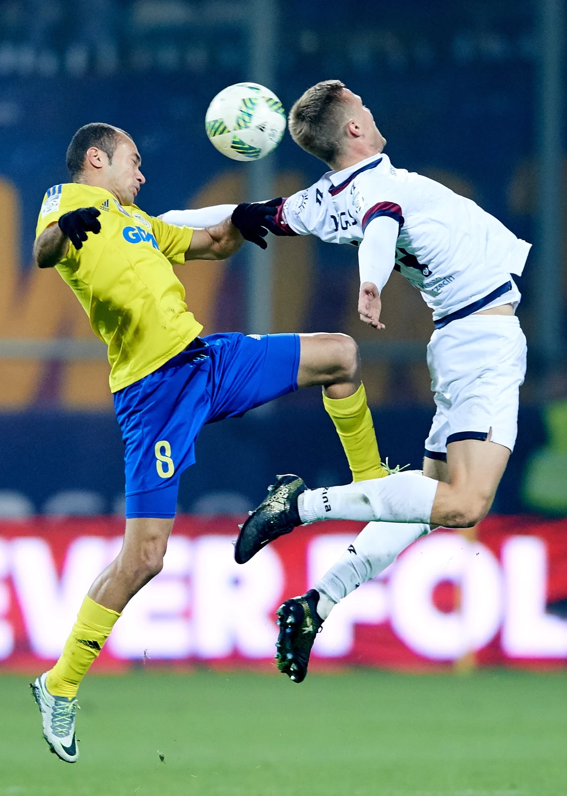 Piłkarz Arki Gdynia Marcus Vinicius (L) i Kamil Drygas (P) z Pogoni Szczecin Piłkarz Arki Gdynia Marcus Vinicius (L) i Kamil Drygas (P) z Pogoni Szczecin