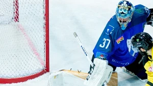 Hokeista GKS Katowice Nathan Śliwiński (P) i bramkarz Michał Fikrt (L) z Unii Oświęcim