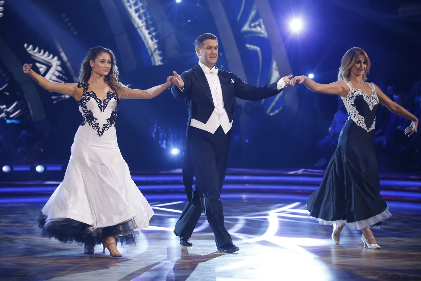 Robertowi Wabichowi w walcu angielskim partnerowała nie tylko Hanna Żudziewicz, lecz również gościnnie Walerija Żurawlewa. „Wszystko, co bierzesz do ręki, zamieniasz w złoto. Twoja technika taneczna zaczyna mnie przerażać” – Iwona Pavlović była pod wrażeniem. „Tak poprawnie tańczącego faceta jeszcze w tym programie nie było” – dodała jurorka. „Mam dwóch faworytów, ty jesteś jednym z nich” – ujawnił Michał Malitowski, chwaląc „drive” Wabicha.  „Bardzo lubię, jak pan tańczy na paluszkach” – dodała swoje trzy grosze Beata Tyszkiewicz. Występ Wabicha oceniony został na 40 punktów.