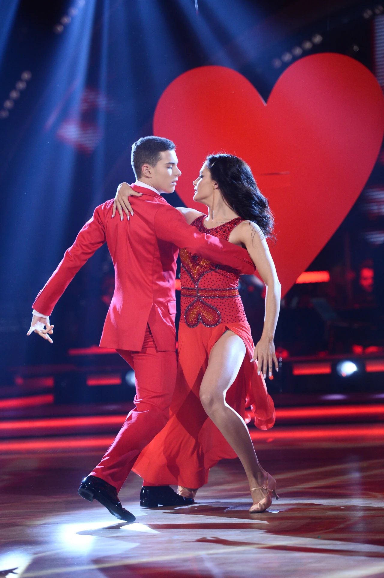 W drugim występie wieczoru Adam Zdrójkowski i Wiktoria Omyła zaprezentowali walca wiedeńskiego. „Nie wiem, jak to zrobiłeś” – przyznała zaskoczona Iwona Pavlović. „Nie byłeś już złożony jak scyzoryk, miałeś prostą sylwetkę. Jak na ciebie – kosmos”- pochwaliła Zdrójkowskiego. „W ramie lepiej, gorsze były momenty w stylu american smooth” – dodał Michał Malitowski. „Trzymaj się ramy, to się nie….” – zachęcił aktora. Para otrzymała 32 punkty.