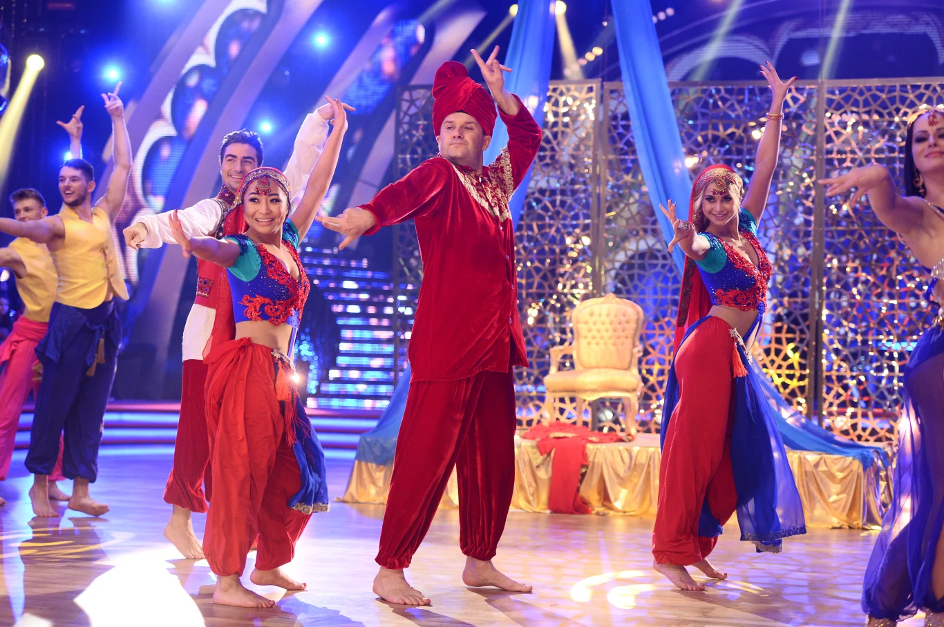 Swoją wersję Bollywood pokazali też Misheel Jargalsaikhan i Robert Wabich, którym pomagali Jan Kliment i Hanna Żudziewicz. „Pięknie, wesoło, dowcipnie, uśmiałem się” – ocenił Andrzej Grabowski. „Lekko, swobodnie - to było wspaniałe” – dodała Iwona Pavlović. „Misheel – idealny taniec dla ciebie” – zwróciła się do aktorki, szybko jednak przeszła do oceny Wabicha. „Robercie, zająłeś cały parkiet – gratulacje” – zakończyła Czarna Mamba. Jurorzy przyznali 37 punktów.

Tym razem prowadzący program nie trzymali widzów zbyt długo w niepewności i od razu ogłosili, że do kolejnego odcinka nie przechodzi Adam Zdrójkowski. Za tydzień o wielki finał powalczą już tylko trzy pary.