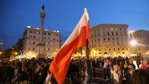 Polska flaga przed papieską bazyliką Santa Maria Maggiore w Rzymie