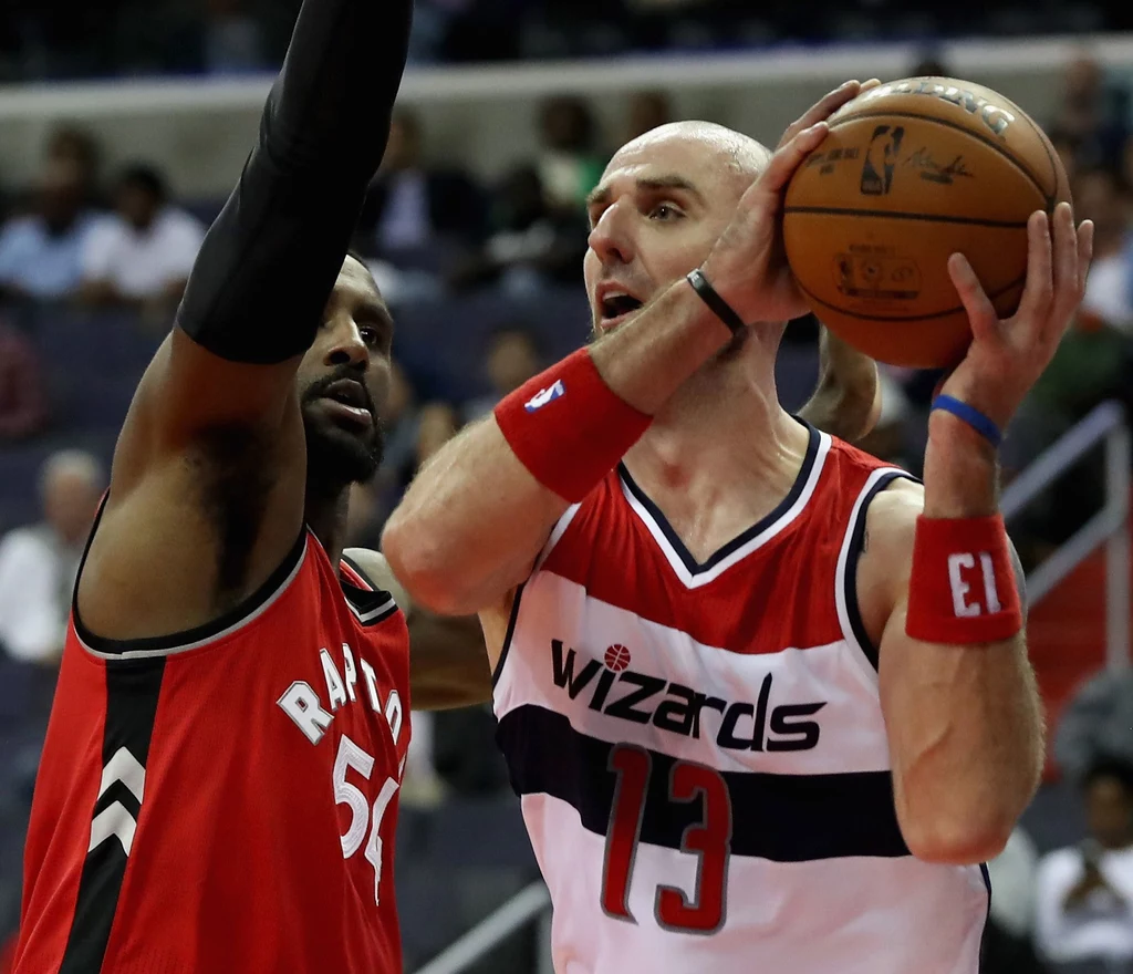 Marcin Gortat (z prawej) kontra Patrick Patterson z Toronto Raptors Marcin Gortat (z prawej) kontra Patrick Patterson z Toronto Raptors