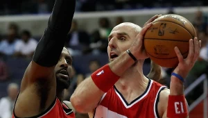 Marcin Gortat (z prawej) kontra Patrick Patterson z Toronto Raptors