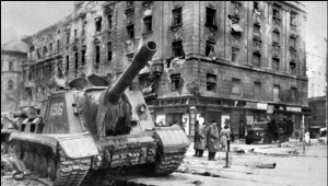 Sowiecki czołg na ulicach Budapesztu w 1956 roku