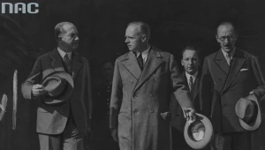Minister Joachim von Ribbentrop (drugi z lewej) w towarzystwie ambasadora Polski w Niemczech Józefa Lipskiego (pierwszy z lewej). Kraków, 1935 rok 
