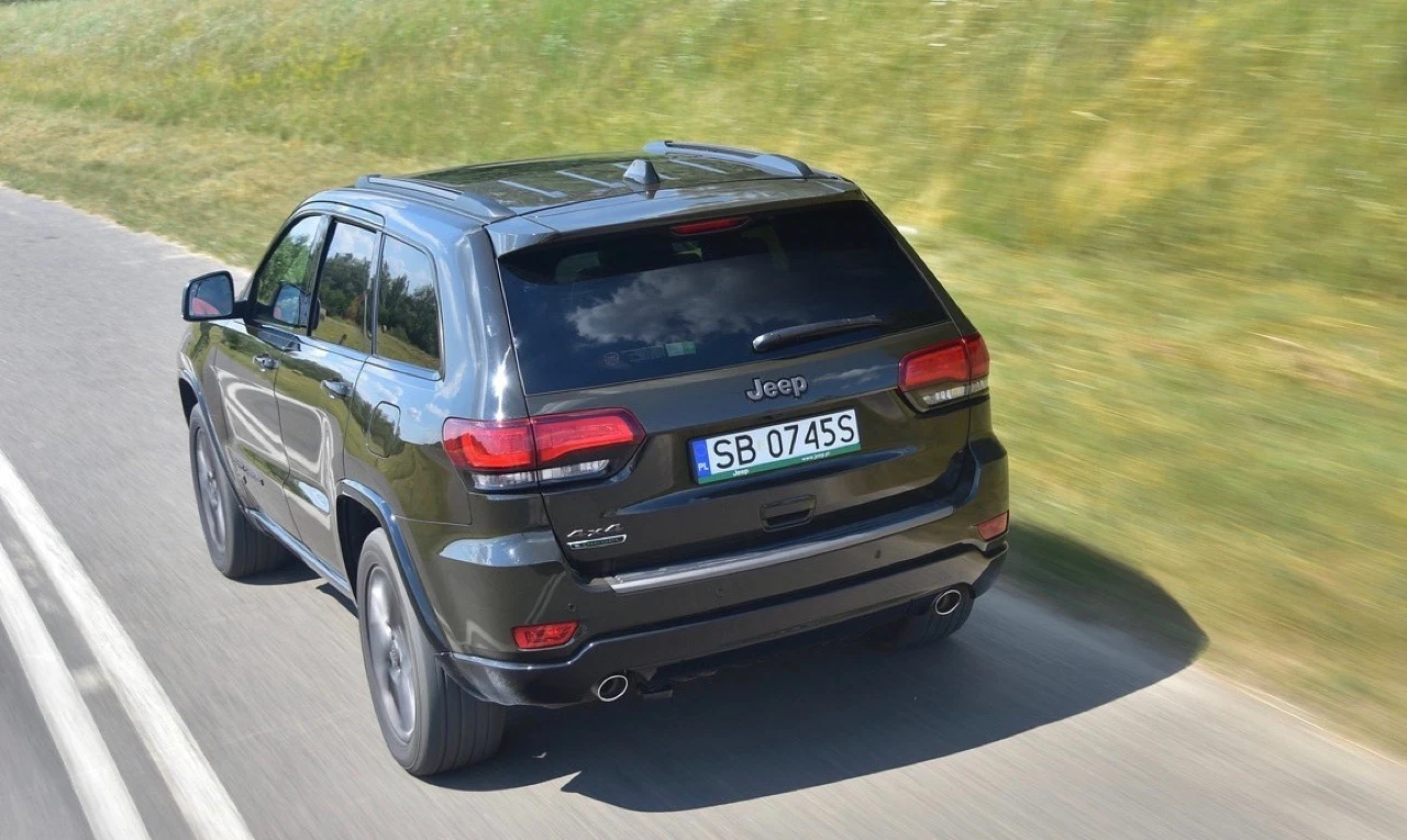Grand Cherokee wygląda masywnie, ale na tle rywali nie wyróżnia się wymiarami.