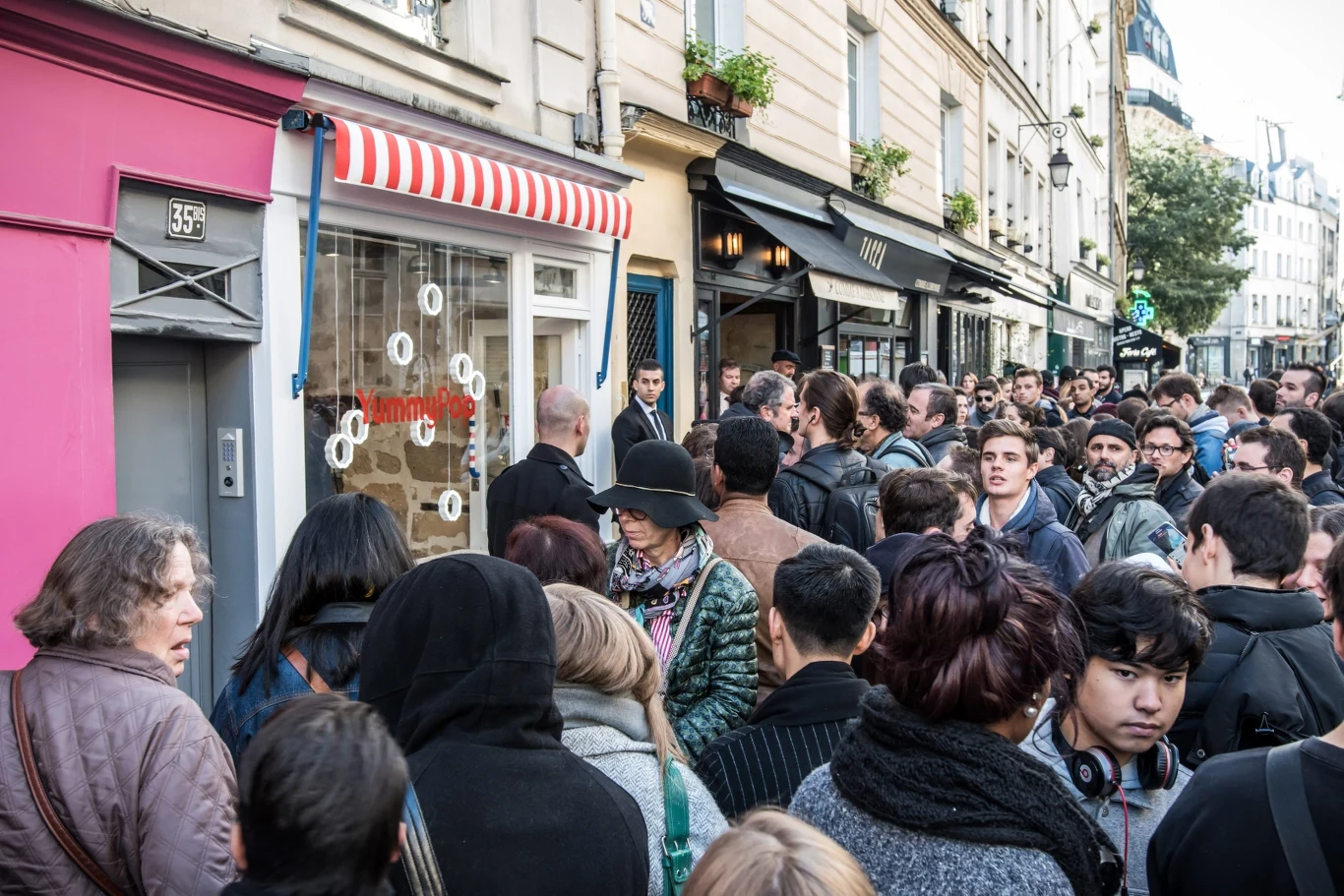 Tłumy przed sklepem Scarlet Johansson w dniu otwarcia Yummy Pop