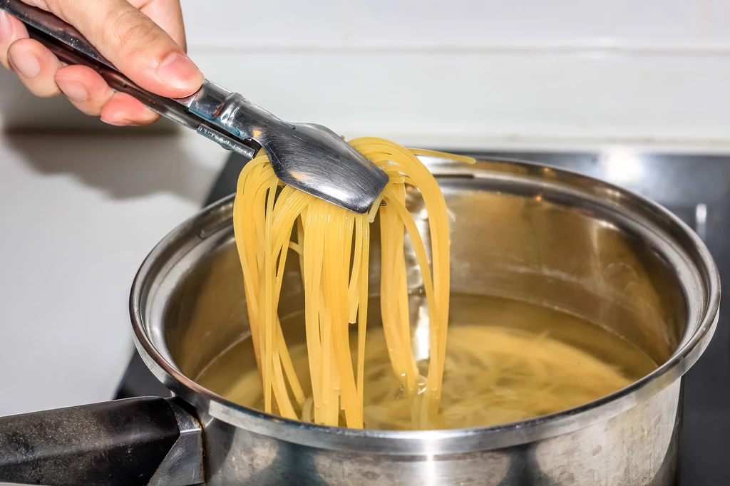 Oliwy nie należy dodawać na żadnym etapie gotowania makaronu
