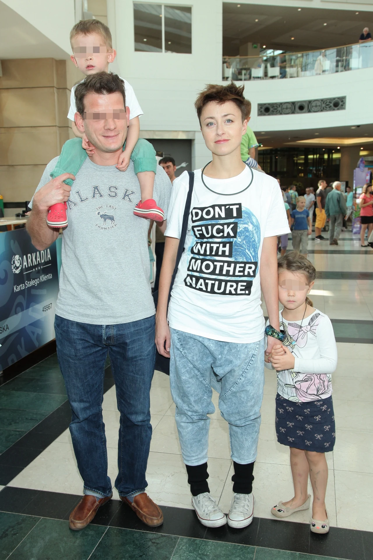 Natalia Przybysz z partnerem i dziećmi Natalia Przybysz z partnerem i dziećmi