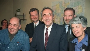 Jacek Kuroń, Piotr Nowina-Konopka, Tadeusz Mazowiecki, Bronisław Geremek i Zofia Kuratowska świętują zwycięstwo Unii Wolności