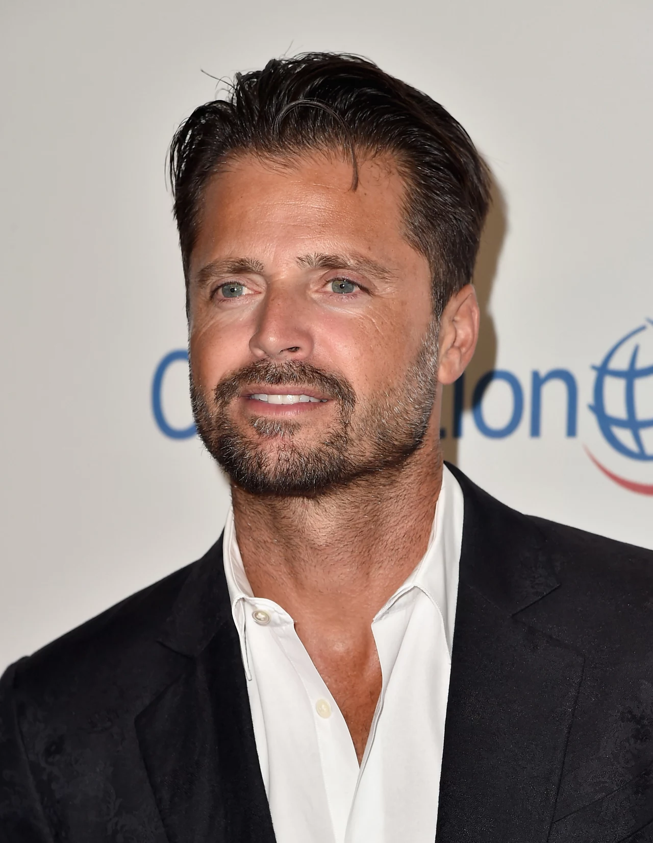 David Charvet (44) Przed kamerą ostatnio pojawił się trzy lata temu – oddaje się karierze piosenkarza. Ożenił się z modelką Brooke Burke. Mają dwójkę dzieci.