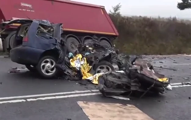 Tak wyglądał samochód, którym jechał ojciec z trójką dzieci, po wypadku