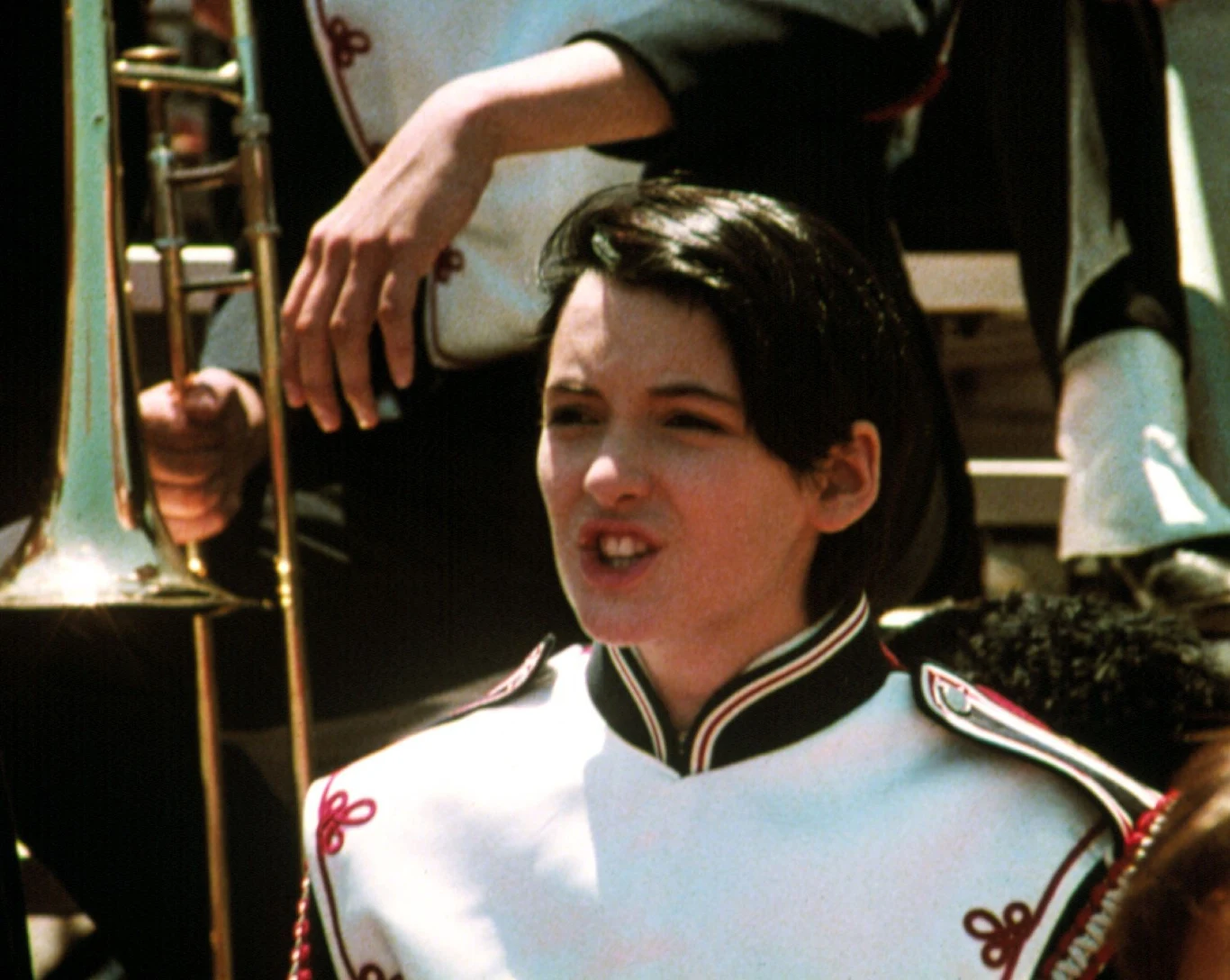 Kiedy dziewczynka miała siedem lat, jej rodzina przeprowadziła się do Kalifornii, gdzie - wraz z siedmioma innymi - mieszkała w komunie hippisowskiej pod Elk. Na prowincji nie było elektryczności ani telewizji, więc Winona przede wszystkim dużo czytała. Aktorstwem zainteresowała się przypadkiem - matka wyświetliła jej kilka filmów z projektora umieszczonego w stodole...

Gdy Ryder miała 10 lat jej rodzina ponownie się przeprowadziła - tym razem do Petalumy. W ciągu kilku pierwszych dni w pobliskim gimnazjum mała Winona była nękana przez grupę brutali, którzy wzięli ją za... zniewieściałego chłopca. Doprowadziło to do tego, że jej rodzice zdecydowali się na indywidualny tok nauczania dla swojego dziecka.

W wolnym od zajęć szkolnych czasie, Ryder kontynuowała zapoczątkowaną niegdyś pasję, uczęszczając do American Conservatory Theater w pobliskim San Francisco, gdzie zaczęła brać lekcje gry aktorskiej. W wieku 14 lat wzięła udział w swoim pierwszym przesłuchaniu. Nie dostała roli, ale zainteresowała swoją osobą reżysera - Davida Seltzera, który obsadził ją w swoim następnym filmie zatytułowanym "Lucas" (1986, na zdjęciu). To wówczas powstał jej pseudonim - na cześć piosenkarza, Mitcha Rydera.