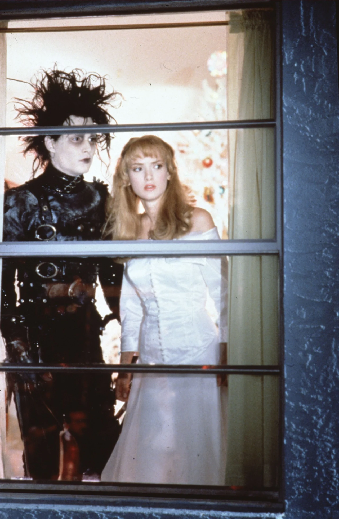 Niezwykle istotne okazały się dla jej aktorskiej kariery dwa inne obrazy, których premiera przypadła na 1990 rok: "Edward Nożycoręki" i "Syreny". Za rolę w tym ostatnim, w którym wcieliła się w głęboko wierzącą Charlotte, która chce iść do klasztoru, a tymczasem zostaje zmuszana do ciągłych przeprowadzek z powodu nieudanych związków jej matki (Cher), była po raz pierwszy nominowana do Złotego Globa. Obraz Burtona, z którym spotkała się na planie po raz drugi, stał się natomiast filmem kultowym, a Ryder zagrała w nim ze swoim ówczesnym partnerem, Johnnym Deppem. Para była razem od 1989 do 1993 roku, przez trzy lata będąc narzeczeństwem, a Depp wytatuował sobie nawet na ramieniu napis: "Winona Forever" (który po zerwaniu zamienił na "Wino Forever").
