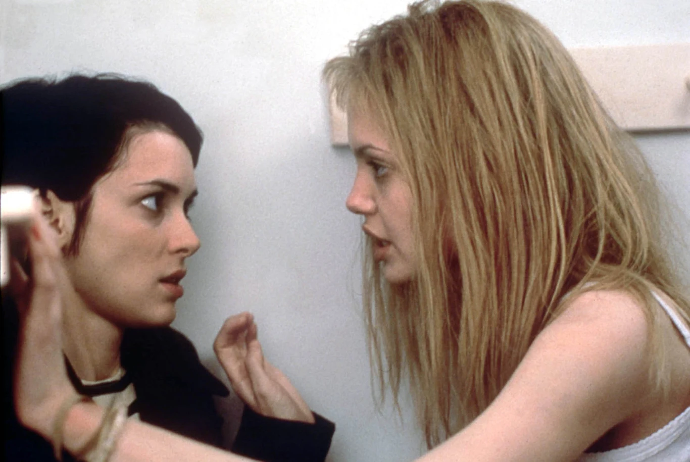 Wreszcie w 1999 roku artystka powróciła niejako do korzeni, przyjmując rolę sprawiającej problemy i potrzebującej specjalistycznego leczenia psychiatrycznego bohaterki w "Przerwanej lekcji muzyki" Jamesa Mangolda, na podstawie autobiograficznej powieści Susanny Kaysen. Obraz miał być wielkim powrotem Ryder (zagrała główną rolę i była jednym z producentów wykonawczych), rodzajem drugiego oddechu, tymczasem stał się przepustką do wielkiej kariery dla Angeliny Jolie, która została za drugoplanową kreację w nim nagrodzona Oscarem.
