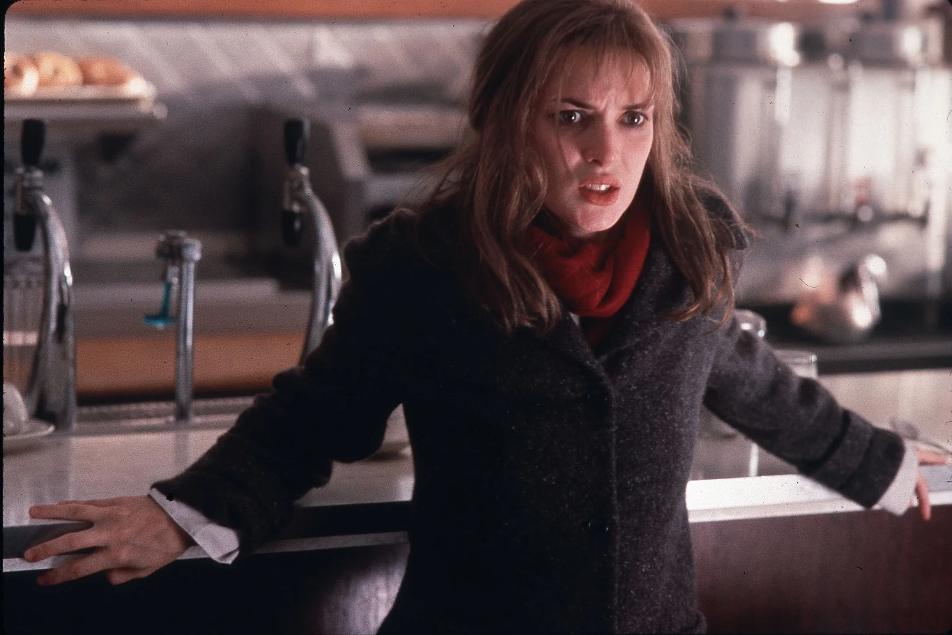 Dekadę aktorka zamknęła udziałem w melodramacie "Miłość Nowym Jorku" (za kreację w nim dostała nominację, ale do Złotej Maliny), a także... gwiazdą w słynnej hollywoodzkiej Alei Sław. Została 2165 osobą, którą w ten sposób uhonorowano.

I wówczas nadszedł pechowy 2001 rok, który załamał jej aktorską karierę. Pod jego koniec (12 grudnia) aktorkę aresztowano z zarzutami sklepowych kradzieży w Beverly Hills. Miała wynieść warte 5500 dolarów ubrania i akcesoria. Ówczesny prokurator okręgowy Los Angeles postanowił na jej przykładzie zrobić "modelowy proces". Liczne pertraktacje nie przyniosły skutki w postaci ugody. Dodatkowo aktorkę oskarżono o korzystanie z lekarstw bez ważnych recept. Wreszcie po roku gwiazda została skazana na 3 lata więzienia w zawieszeniu, grzywnę, 480 godzin prac społecznych i nadzór psychologa.