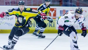 Zawodnik GKS-u Tychy Jaroslav Kristek (P) i Leszek Laszkiewicz (L) z JKH GKS-u Jastrzębie