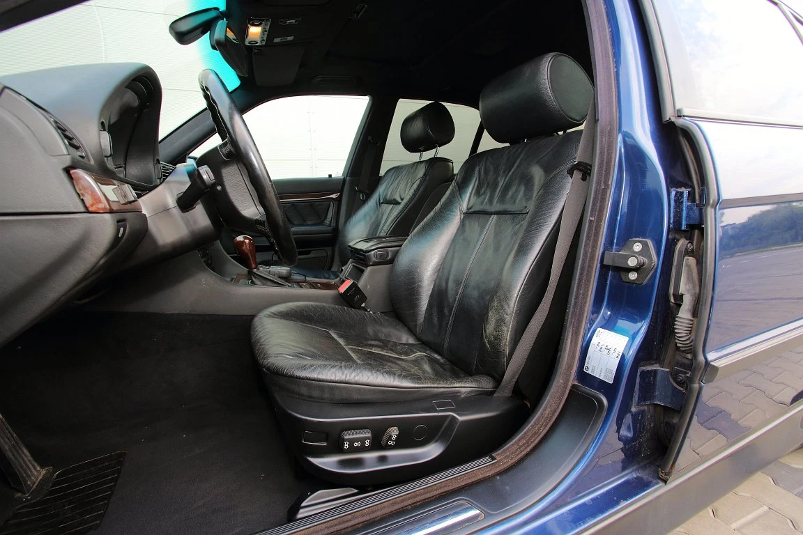 Prawie każda „siódemka” tak ma: elektryczna regulacja i pamięć ustawienia foteli oraz wysokiej jakości skórzana tapicerka. 