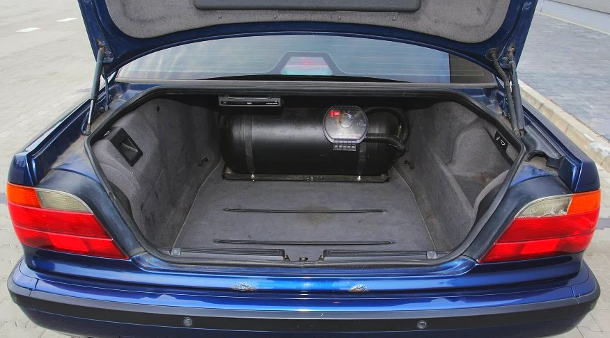 Wygodny dostęp do bagażnika. Pojemność 500 l sprawia, że nawet jeśli ogranicza go zbiornik na LPG i tak pozostaje sporo miejsca na bagaże. Pod podłogą – pełnowymiarowe koło zapasowe.